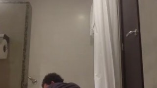 GROS CUL OUVERT SOLO DANS MA SALLE DE BAIN
