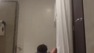 GROS CUL OUVERT SOLO DANS MA SALLE DE BAIN