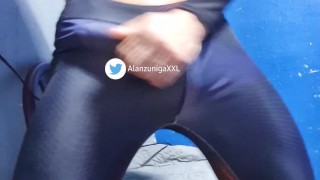 Mallas deportivas con mi enorme polla de 23 cm |AlanzunigaXXL