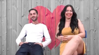 Tetona latina y un maromo se calientan en un restaurante
