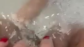 Pauline fingering herself during a delicious bath