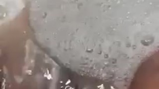 Pauline fingering herself during a delicious bath