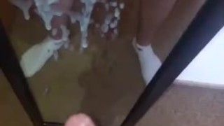 Junger Deutscher spritzt als gab's kein Morgen!