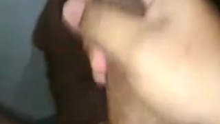 HOMBRE MUSCULOSO SE MASTURBA