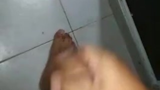 HOMBRE MUSCULOSO SE MASTURBA