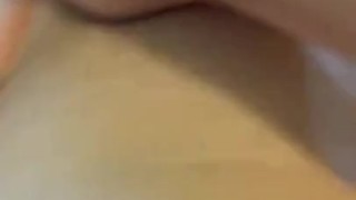 Finger bang that juicy noisy pussy