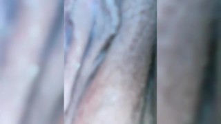 Caliente se masturba el coño hasta correrse!