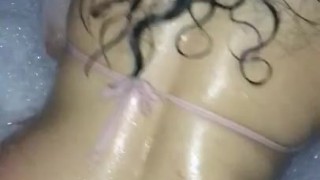 La amiga de mi novia mueve su gran culo para mo