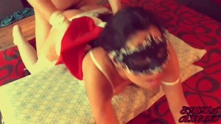 Puta ayudante de santa recibe una buena cogida en navidad y se traga todo el semen