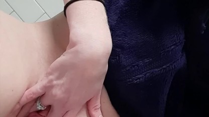 FrankiFox 在公共卫生间用手指操她紧致的阴部