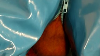geiler Wolf Nussija in PVC pumpt seine riesige Ladung rein - geiler Orgasmus und Kontraktionen