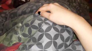 Лижет мою киску под одеялом, потому что стесняется, и это так вставляет - lesbian_illusion