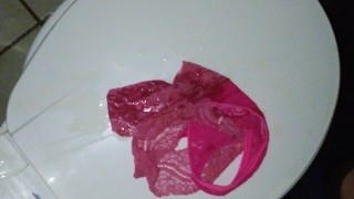 Me masturbo en el baño de la secretaria con su tanga