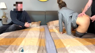 Threesome sex meeting - intern fucks female boss and shoots cum on her pussy - stranger is observing