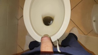 Piscio con il cazzo duro
