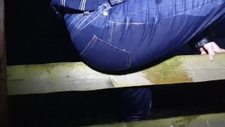 ⭐ Girl totally pisses her blue jeans in public! couldnt hold it!