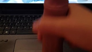 Il se masturbe en regardant un porno