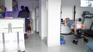 follo a un extraño en la cocina mientras mi marido entrena en el cuarto de al lado+ el no se entera