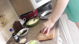 Голая мамочка Милф готовит морепродукты к Новому Году. Голая кулинария. Домашний нудизм Писька Попка