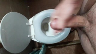 me masturbo en el baño de la vecina 