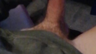 Jungschwanz spritzt auf Pullover