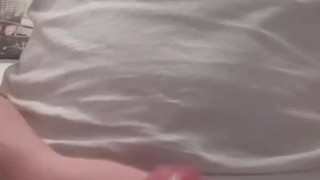 Il se masturbe et gémit avec son sextoy pour enfin jouir