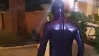 Despegando el deseo por el látex,en la noche