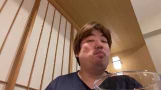 おでんを食べる男。