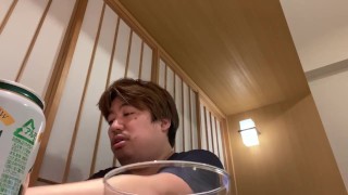 おでんを食べる男。