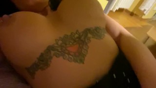 Masturbazione fighetta con piercing