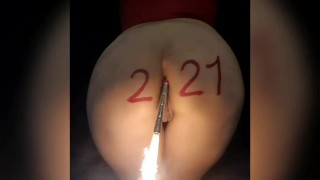 Salope française qui fête la nouvelle année en se rentrant un feu de bengale dans le cul 