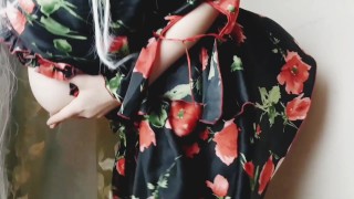  ласкает свою розовую киску