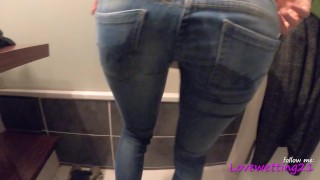 dans les escaliers de l'hôtel, elle pisse dans son jean ... et se fait baiser