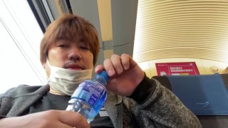 スカイライナーで成田空港に向かう人