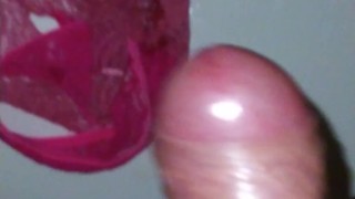 Chico se la jala en el baño de su trabajo