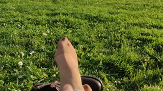 French girl feet (Twitter : Domina_clara)