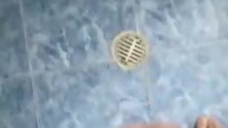 Español se masturba en el baño