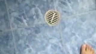 Español se masturba en el baño