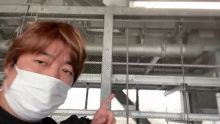 成田空港のターミナル内を歩く男