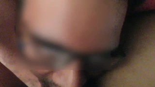 Le hago sexo oral y la hijastra aparece a chupar mi pene y se monta