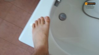 Ragazzo peloso e fimotico ti mostra i piedi, poi si sega in pov e ci sborra sopra