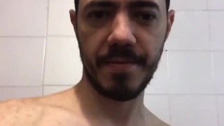 Punheta pré-banho ouvindo MxPx!