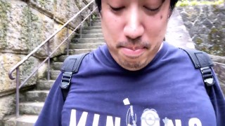 山寺を訪れ、坂道を下る動画。