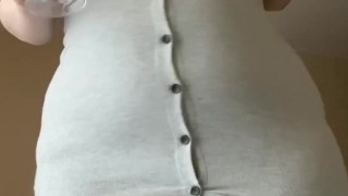 Толстушка танцует стриптиз и пьет вино