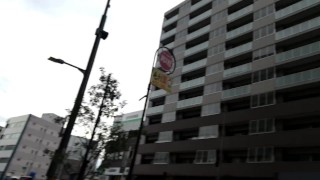 金沢の街をブラブラと歩く男