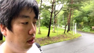 の話しをする男