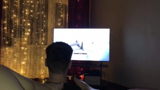 Просила мужа трахнуть меня, пока он играл. Пришлось начать самой. Кончил в меня.С разговорами.