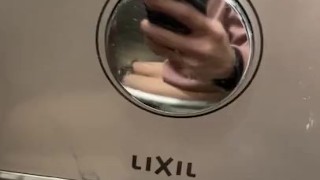 公衆トイレであそこを弄る高校生