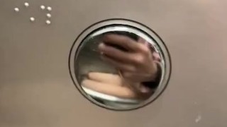 公衆トイレであそこを弄る高校生