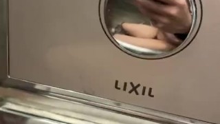 公衆トイレであそこを弄る高校生